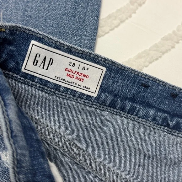 GAP Women's Girlfriend Jeans - Picture 4 of 11